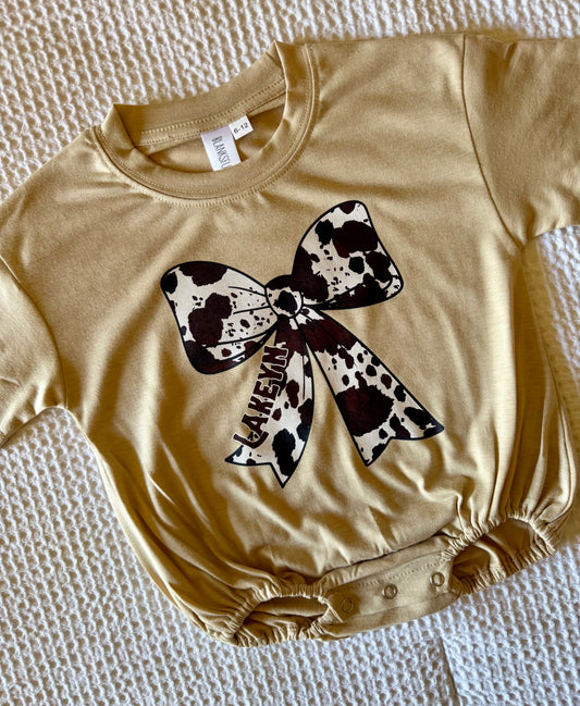 COWPRINT BOW NAME BUBBLE/TEE